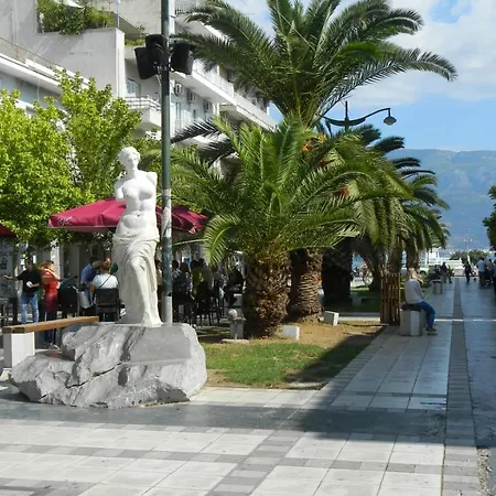 Gardenhouse In The Center Of *