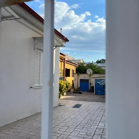 Gardenhouse In The Center Of *