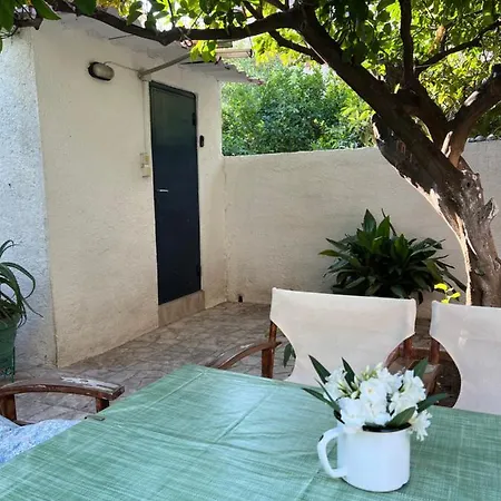 בית נופש Gardenhouse In The Center Of *