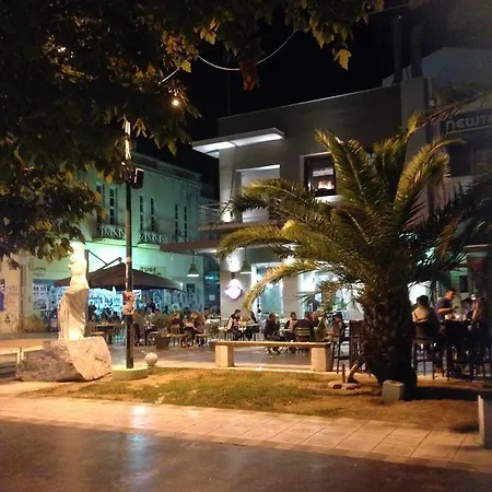 Gardenhouse In The Center Of * Corinto