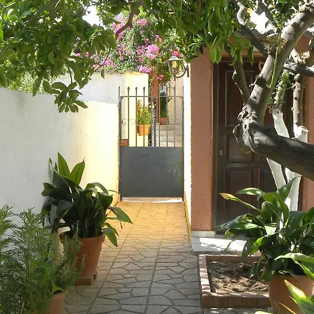 Gardenhouse In The Center Of Holiday home Corinth